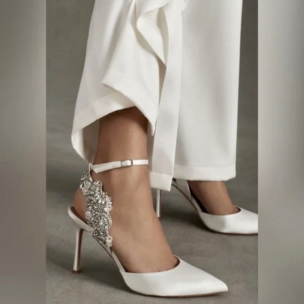 Badgley Mischka White Blanca heels New In Box